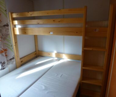 Chambre avec lits superposés au Camping Les Terrasses de Dordogne