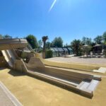 Aire de toboggans et bassin extérieur au Camping Les Tourterelles