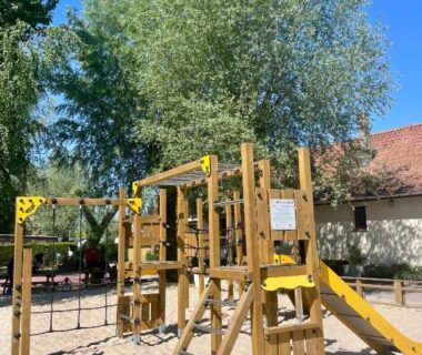 Aire de jeux en bois sur sable au Camping Les Tourterelles