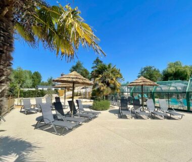 Espace solarium avec transats au Camping Les Tourterelles