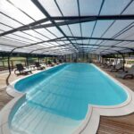 Piscine couverte avec transats dans le Camping Les Vernieres La Bourboule Sancy