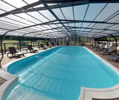 Piscine couverte avec transats au Camping Les Vernieres La Bourboule Sancy