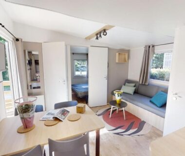 Salon et coin repas lumineux dans le mobil-home au Camping Les Vernieres La Bourboule Sancy