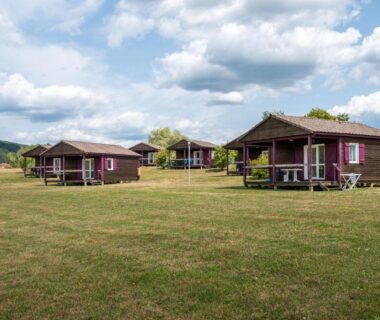 Prairie avec chalets en bois au Camping Les Vosges du Nord