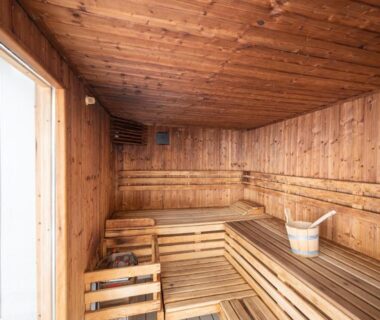 Sauna en bois intérieur au Camping Les Vosges du Nord