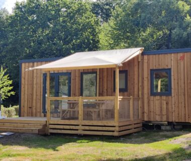Mobil home en bois avec terrasse dans la verdure au Camping Les Vosges du Nord