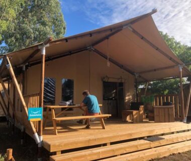 Terrasse en bois avec table de pique-nique et tente lodge au Camping Les Vosges du Nord