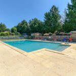 Piscine extérieure et solarium du Camping L'imprévu