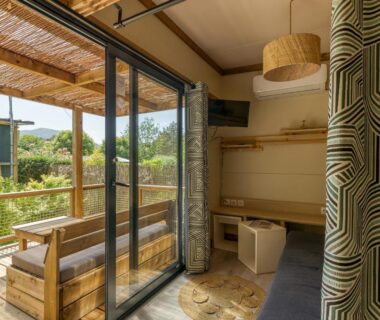 Terrasse en bois et intérieur du mobil-home au Camping L'imprévu
