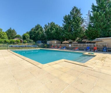 Piscine extérieure et solarium du Camping L'imprévu