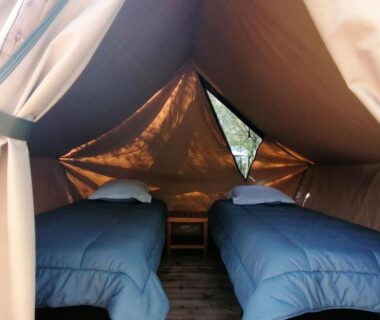 Intérieur de tente avec deux lits au Camping L’oasis Du Berry