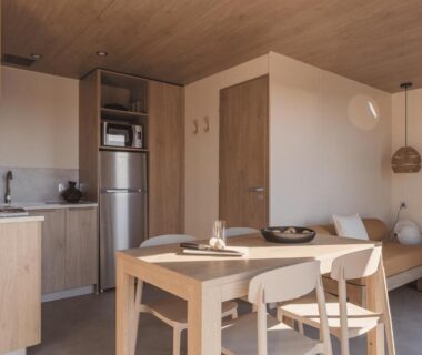 Intérieur avec kitchenette et coin repas dans l'hébergement du Camping Lou Broustaricq