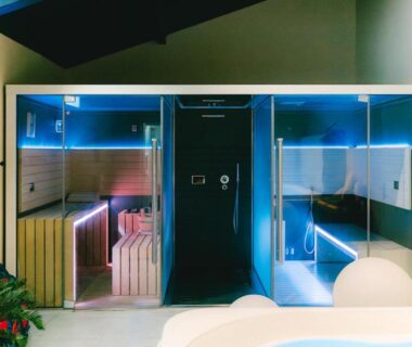 Espace bien-être intérieur avec sauna et cabine vitrée au Camping Lou Broustaricq