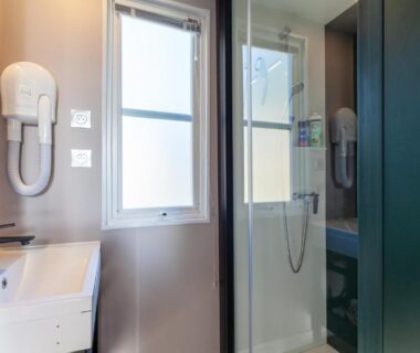 Salle de bain avec douche et lavabo au Camping Lou Soulei 218