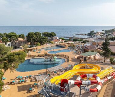 Piscines et toboggans avec vue mer au Camping Lou Soulei 218