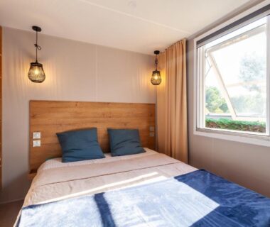Chambre double lumineuse avec fenêtre dans le Camping Lou Soulei 218