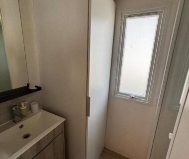 Salle de bains avec douche et lavabo au Camping Mar Estang