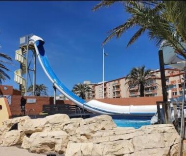 Piscine et grand toboggan aquatique au Camping Mar Estang