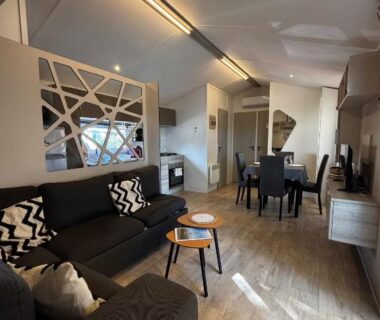 Salon et coin repas intérieur du logement Camping Mar Estang