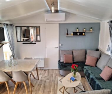 Salon et coin repas climatisés dans le Camping Mar Estang