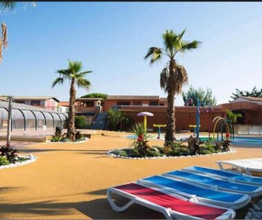 Piscine extérieure avec transats au Camping Mar Estang