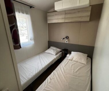 Chambre avec deux lits simples dans le mobil-home du Camping Mar Estang
