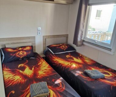 Chambre avec deux lits simples au Camping Mar Estang