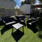Espace salon extérieur sur pelouse devant mobil-homes au Camping Mar Estang