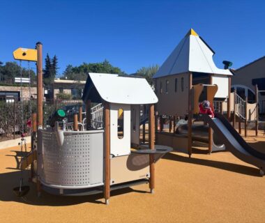 Aire de jeux avec structure et toboggan au Camping Mas De Pierredon