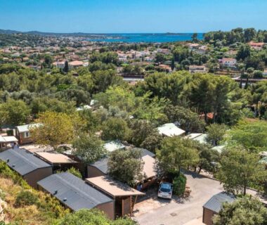 Vue aérienne du camping avec mobil-homes et pins au Camping Mas De Pierredon