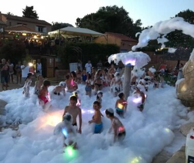 Piscine animée avec mousse et enfants au Camping Mas De Pierredon