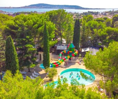 Piscine extérieure et aire de jeux au Camping Mas du Padre