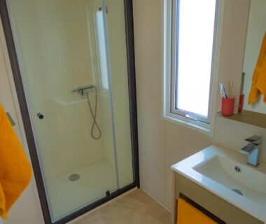 Salle de bains avec douche au Camping Mas du Padre