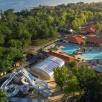 Piscines et toboggans dans un espace arboré au Camping Mayotte