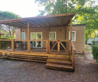 Terrasse couverte en bois devant le mobil-home au Camping Mayotte