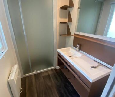 Salle de bain avec douche et lavabo dans le mobil-home du Camping Mayotte