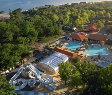 Piscines et toboggans dans un espace arboré au Camping Mayotte