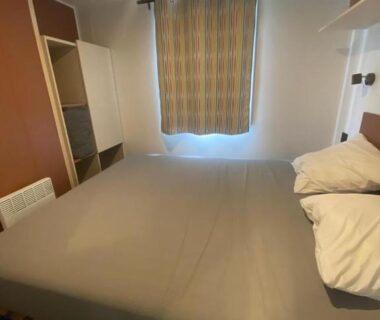 Chambre avec lit double dans le Camping Mayotte à Biscarosse