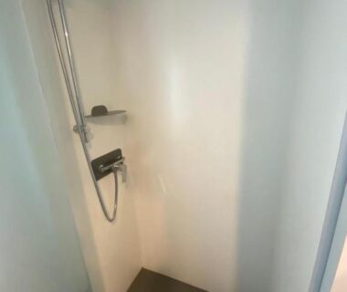 Cabine de douche compacte dans un logement au Camping Mayotte