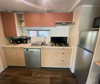 Cuisine équipée avec évier plaque et lave-vaisselle dans le mobil-home du Camping Mayotte
