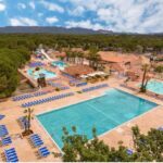 Piscines extérieures et chaises longues au Camping Montana Parc 5 étoiles