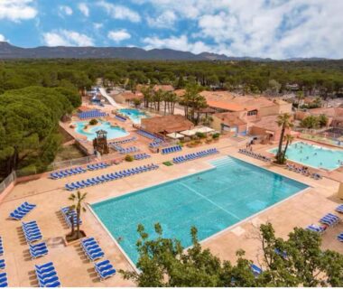 Piscines extérieures et chaises longues au Camping Montana Parc 5 étoiles