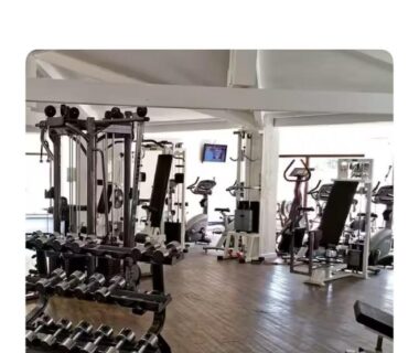 Salle de sport avec machines et haltères au Camping Montana Parc 5 étoiles