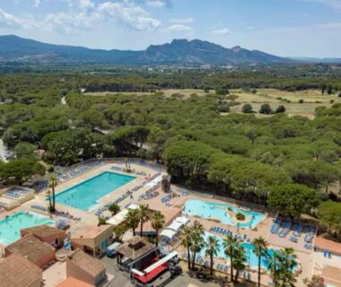 Vue aérienne des piscines et des palmiers au Camping Montana Parc 5 étoiles