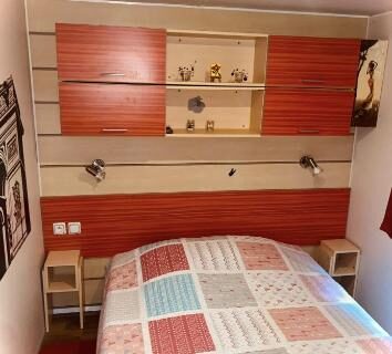 Chambre avec lit double et rangements au Camping Montana Parc 5 étoiles