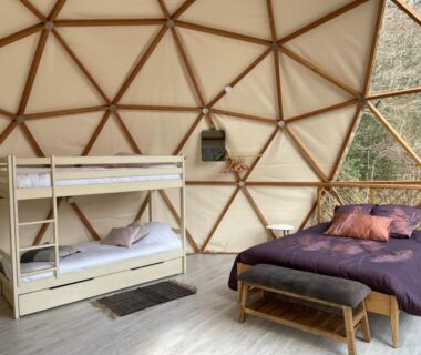 Intérieur de dôme avec lit double et lits superposés au Camping Moulin De Chaules
