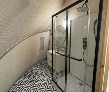 Salle de bain avec douche vitrée dans le camping Moulin De Chaules