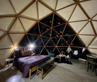 Intérieur du dôme avec lit et coin salon au Camping Moulin De Chaules