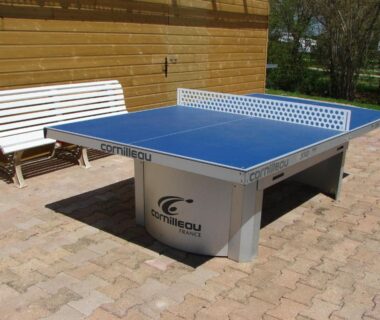 Terrasse avec table de ping-pong dans le camping Moulin de Collonge