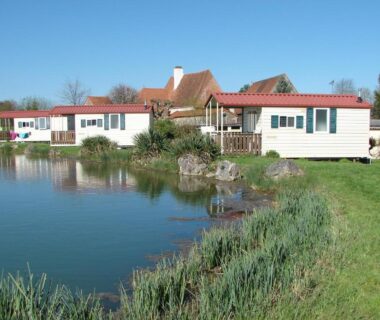 Rives d'étang avec mobil-homes au Camping Moulin de Collonge
